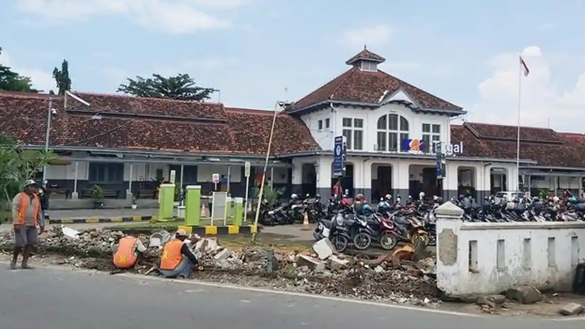 PT KAI Bongkar Pagar dan Area Parkir Depan Stasiun Tegal, Bakal Ada Penataan 