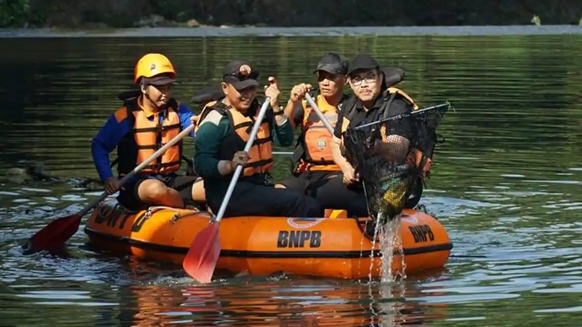 Naik Perahu Motor, Wali Kota Yogyakarta Turun Langsung Sisir Sampah di Sungai Gajah Wong - Tribunjogja.com