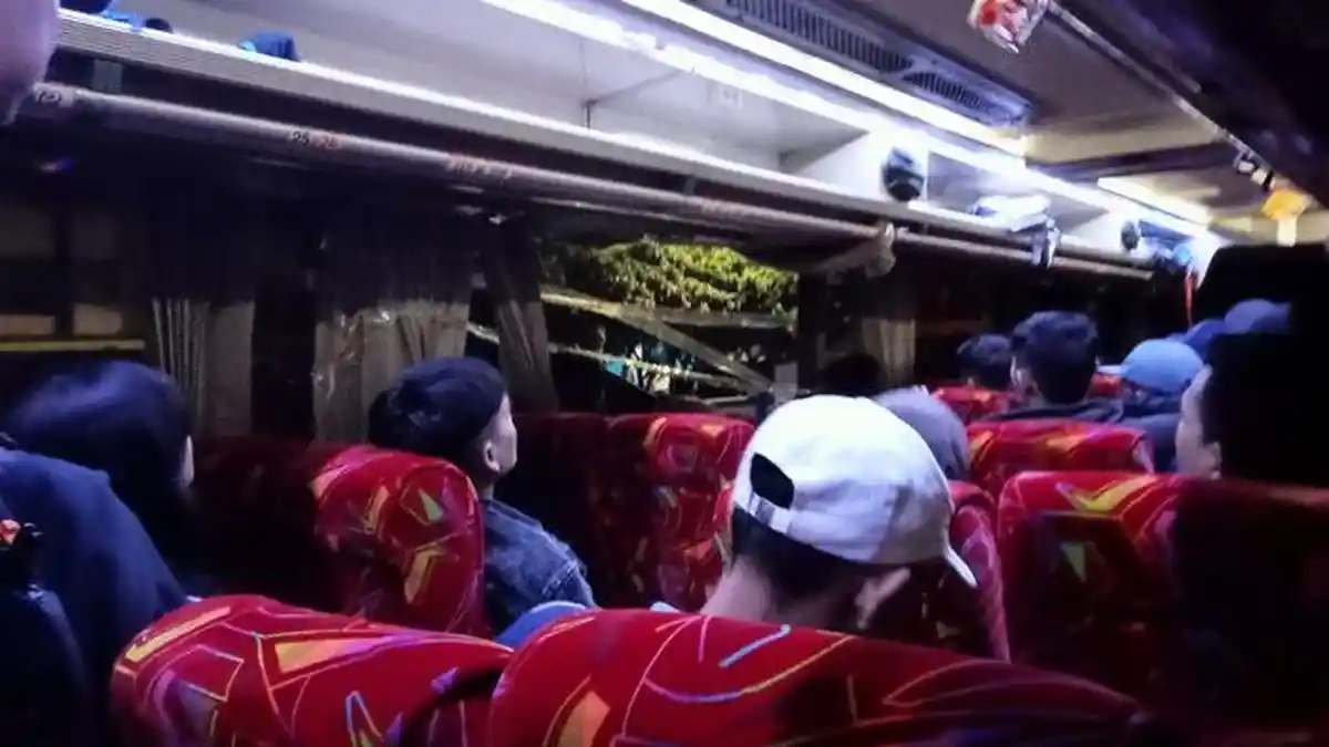 Kronologi Bus Rombongan Bus Bobotoh Persib Diserang OTK, Keluarkan Celurit dan Pukul Kaca Depan
