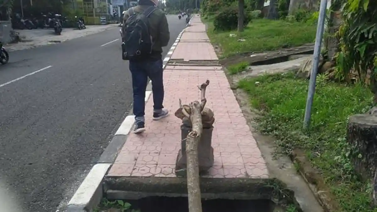 Banyak Trotoar Jebol di Dekat Instansi Publik Klungkung, Bahayakan Pejalan Kaki