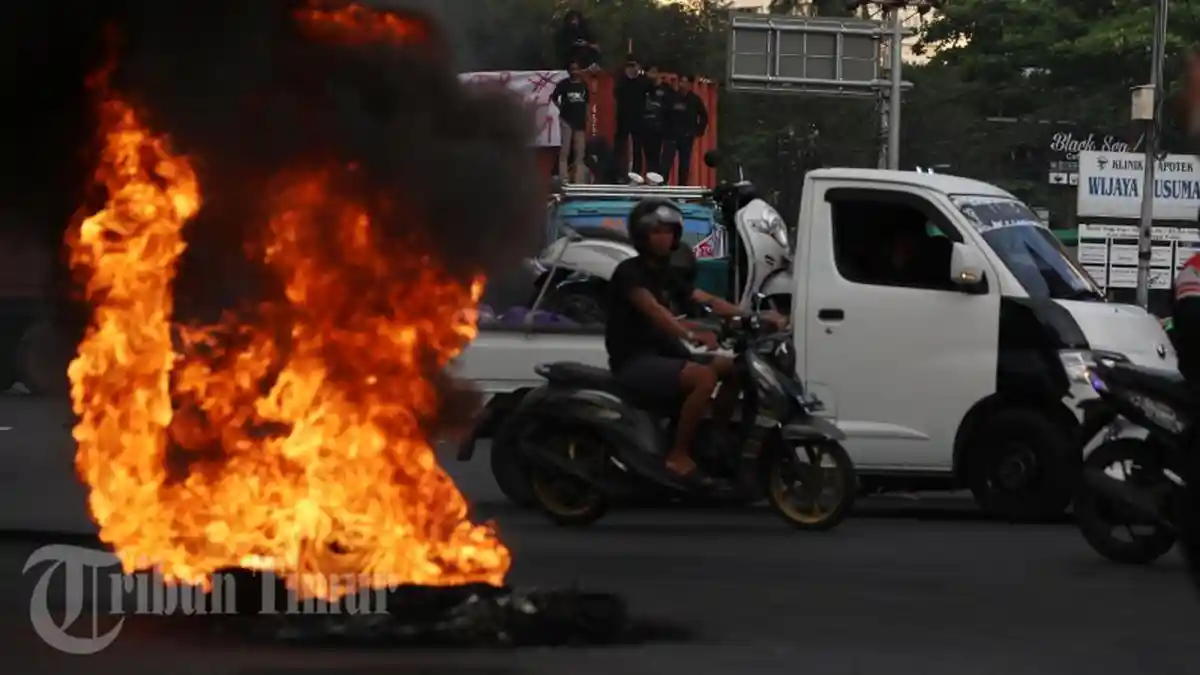 Mahasiswa Makassar Tutup Jalan Sultan Alauddin dalam Aksi Peringatan Hardiknas - demohardiknas4.jpg