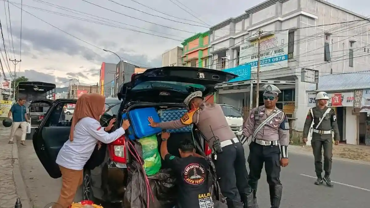Mobil Rental “Cosplay” Jadi Truk, Bagasi Tak Bisa Ditutup, Nyaris Ditilang Polisi