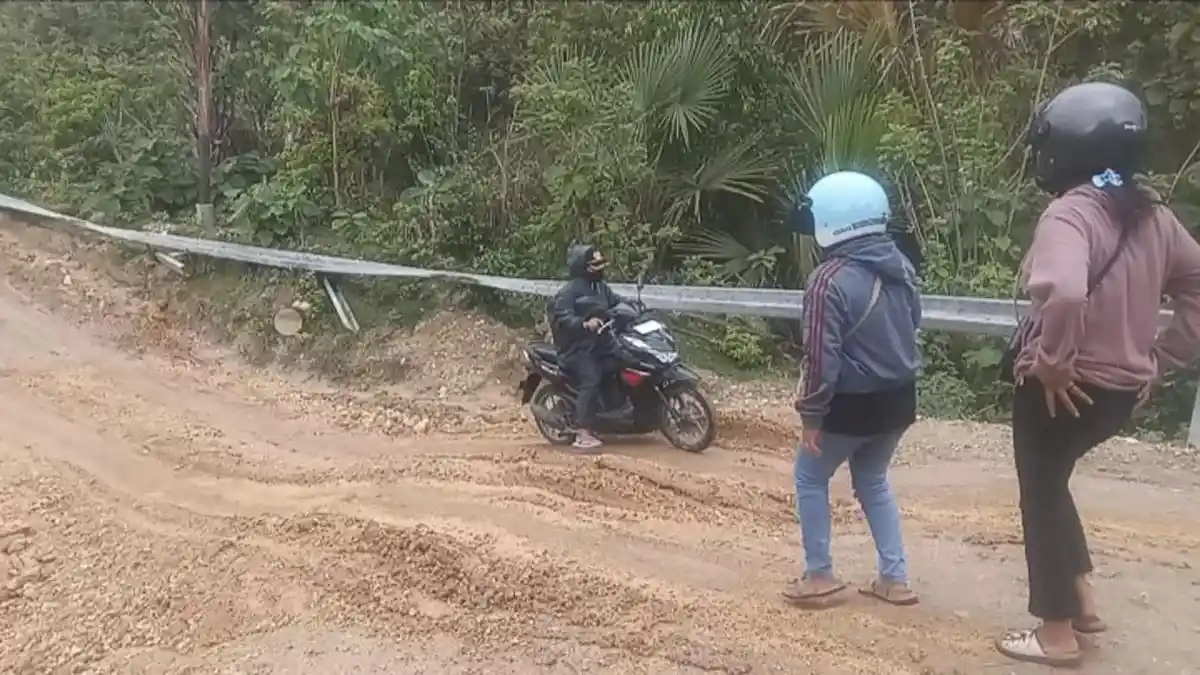 Tak Kunjung Diperbaiki, Akses Jalan Rusak Akibat Longsor di Lotas Kian ...