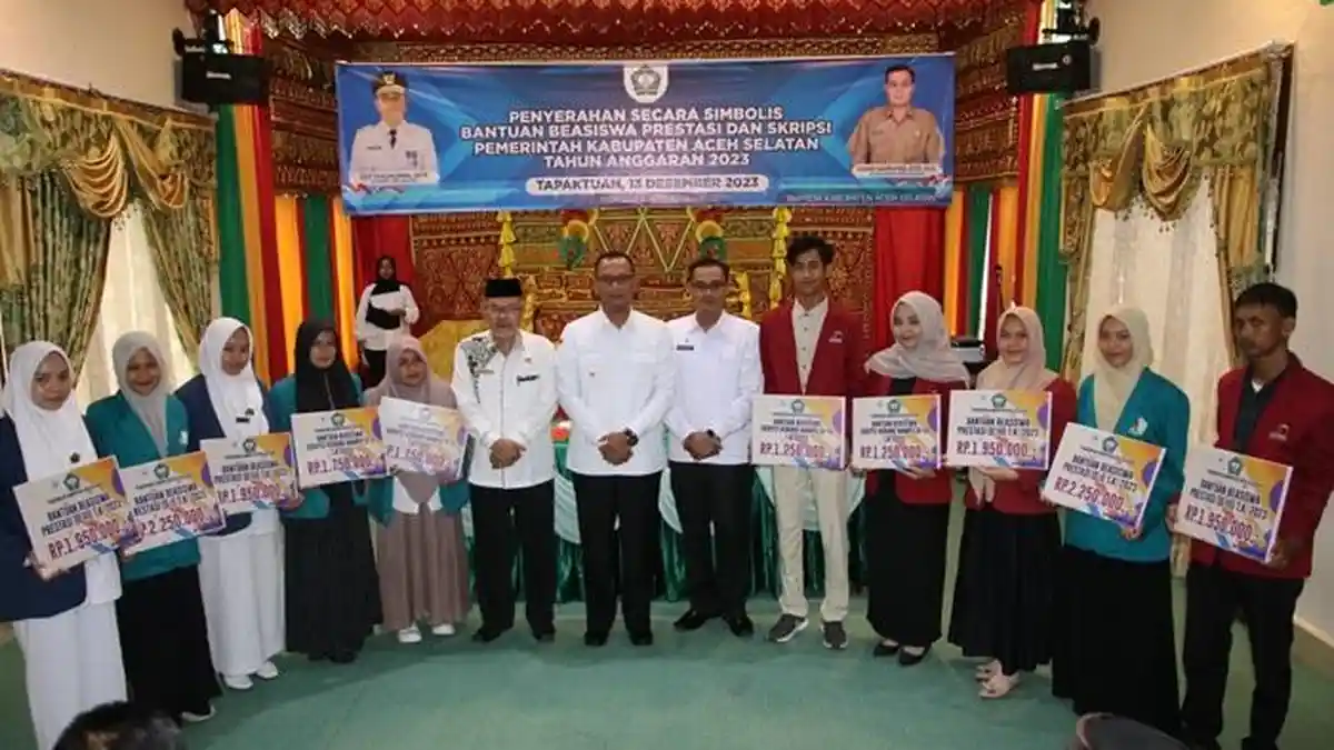 Pj Bupati Aceh Selatan Serahkan Beasiswa Bagi Mahasiswa Kurang Mampu dan Berprestasi