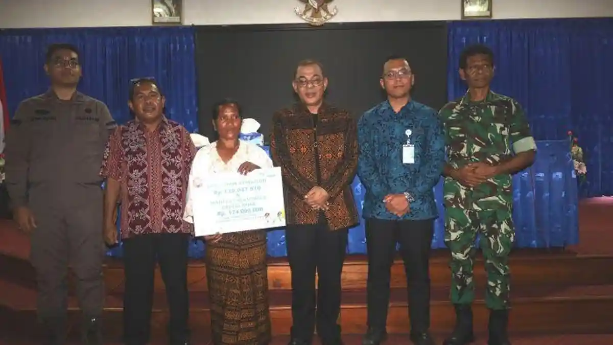 Bupati Ende Buka Rapat Evaluasi Program Nasional dan Serahkan Santunan BPJS Ketenagakerjaan 