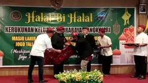 Sugeng-Haryono-menyematkan-beskep-dan-kain-jarik-kepada-Bupati-Manokwari.jpg