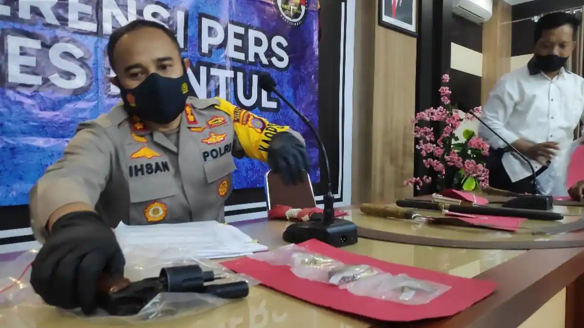Polres Bantul Tangkap Penjaga Tempat Hiburan Malam yang Bersenjata Senjata Api Rakitan