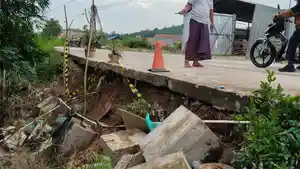 JALAN-MUGIREJO-RETAK1.jpg