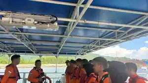 Sebanyak-15-personel-Basarnas-Mamuju-diterjungkan-melakukan-pencarian-Kapal-Laut-Mitra.jpg