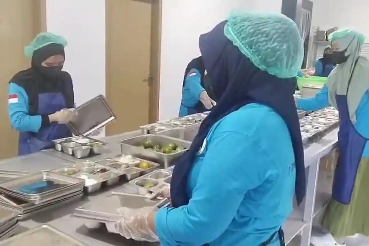 Pastikan Anak Tak Jenuh Menu MBG, Koki SPPG di Mamuju Tengah Ganti Menu Tiap Hari