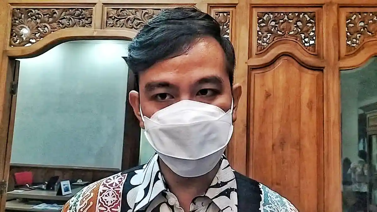 Jokowi Bolehkan Lepas Masker, Gibran: Ngkosek Jangan Buru-buru