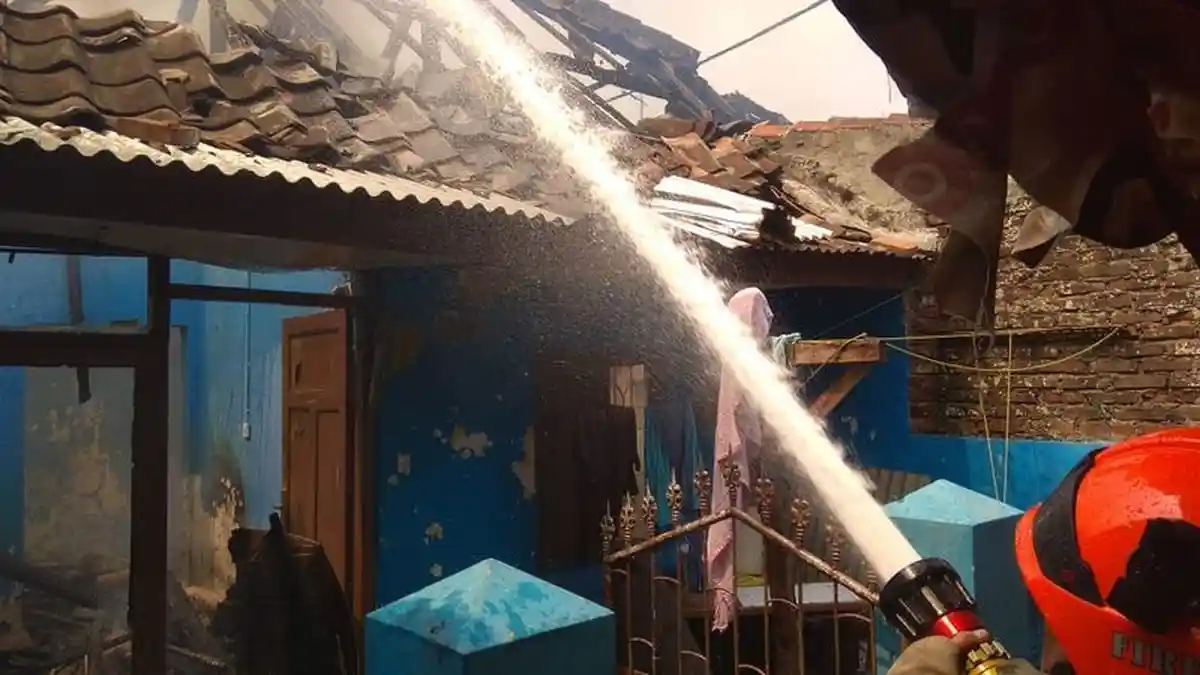 Kebakaran Hanguskan Dua Rumah di Babakan Ciparay, Api Diduga dari Kamar Kontrakan