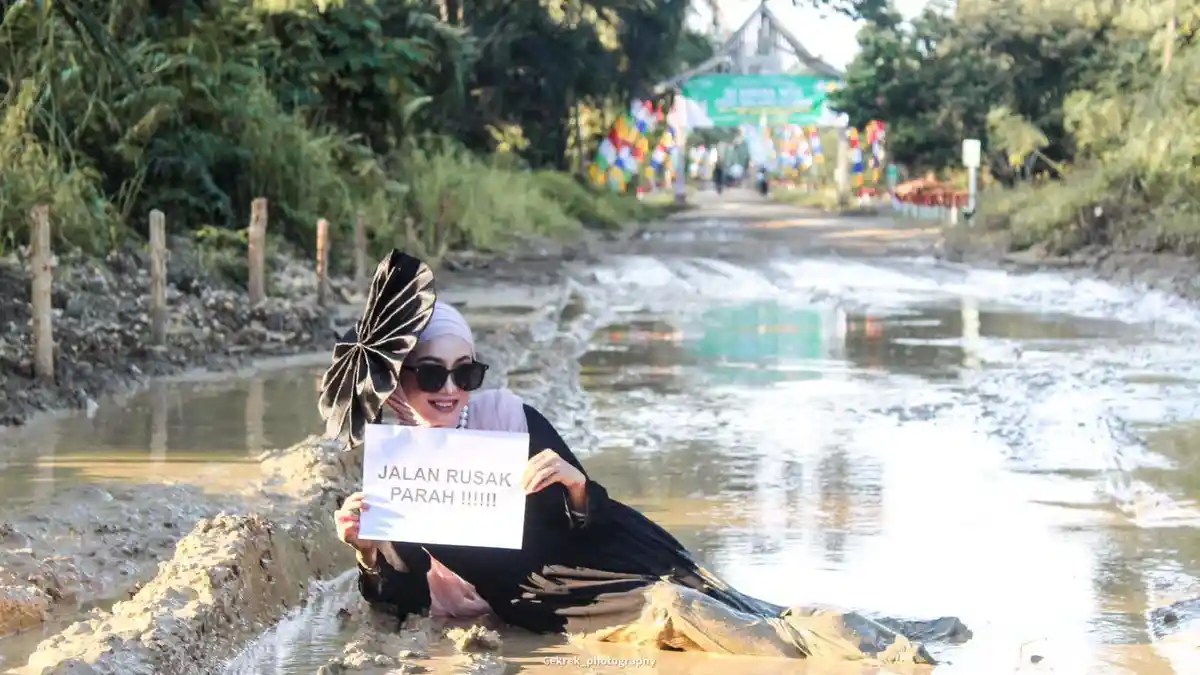 Jalan Rusak di Merangin Jambi Viral, Sekdes Akui 11 Tahun Tak Diperbaiki