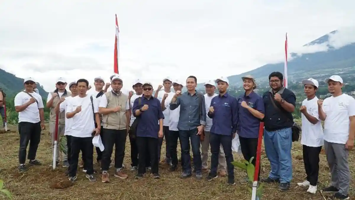 Bangun Jiwa Sosial, Pegawai PLN UIP JBT Terjun Jadi Volunteer Tanam Pohon