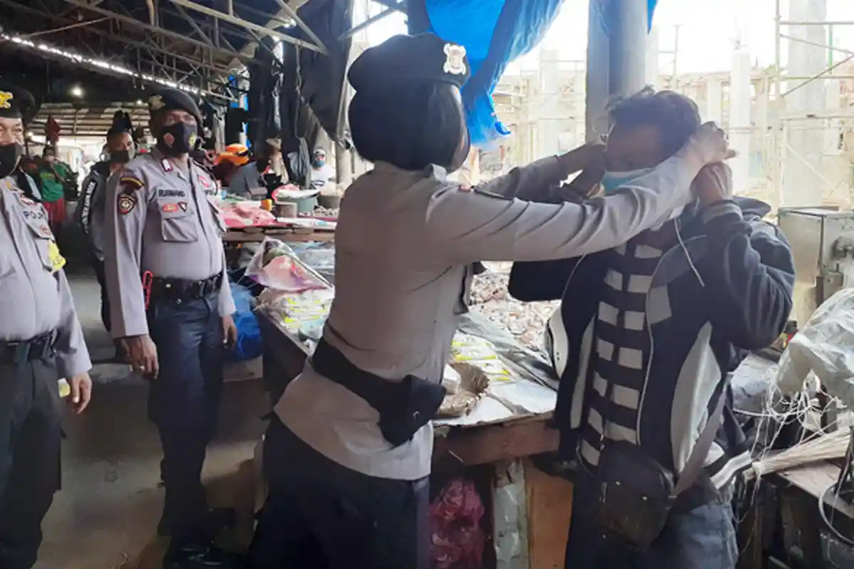 Tim Covid-19 Polda NTT Operasi Masker di Pasar Kasih Kupang