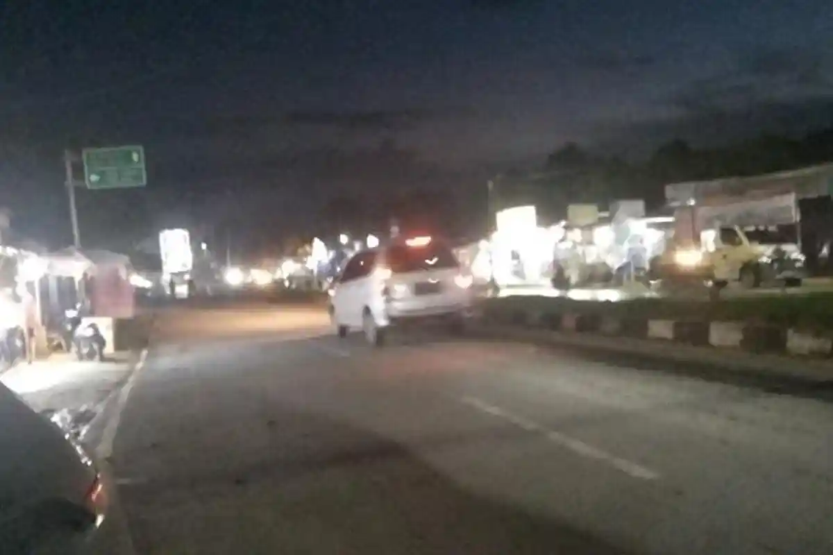 Suasana Jalan di Kampus UHO Kendari Sulawesi Tenggara Mulai Kondusif Usai Polisi Bubarkan Massa Aksi