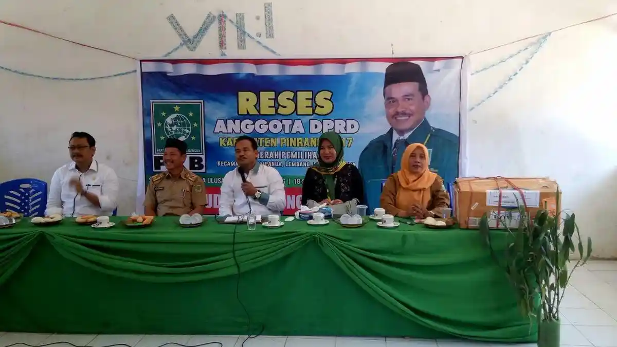 Peduli Literasi, Legislator Pinrang Ini Sumbang Buku ke Warga Salimbongang