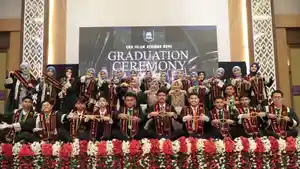 20260529-SMA-Athirah-Bone-berfoto-bersama-saat-seremonial-wisuda.jpg