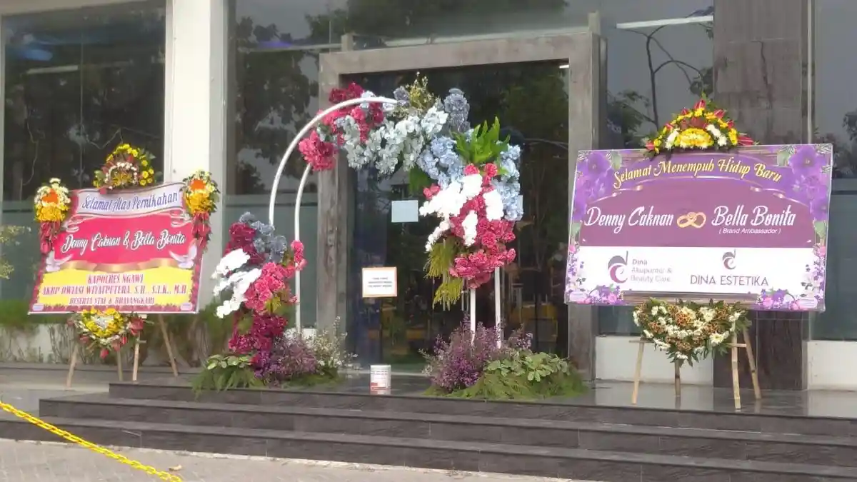 Kapolres Ngawi Kirim Karangan Bunga Ucapan Pernikahan Denny Caknan dan Bella Bonita