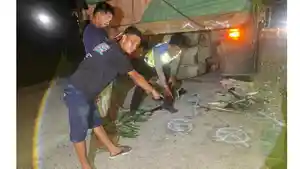 Personil-Satlantas-Polres-Pelalawan-melakukan-olah-TKP-Laka-Lantas-pengendara-motor-wanita.jpg