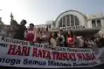 Umat Budha Lakukan Prosesi Pindapata