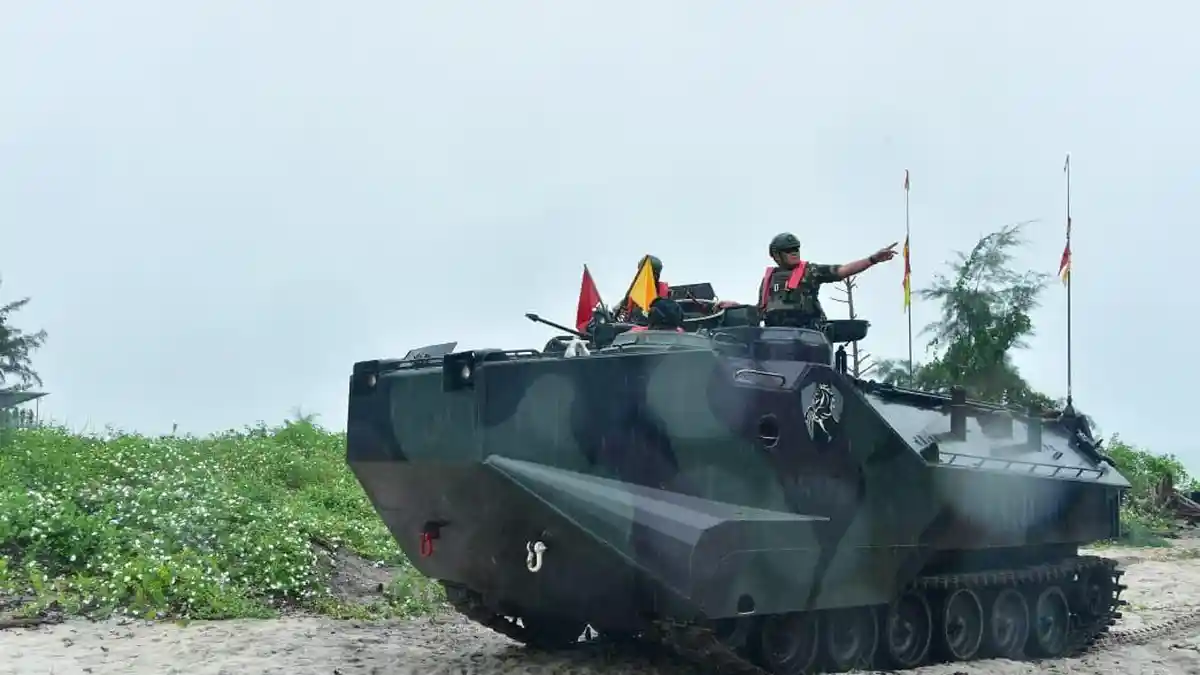 Aksi KSAL Pimpin Operasi dari Atas Ranpur Amfibi Saat Latgabma Super Garuda Shield 2022
