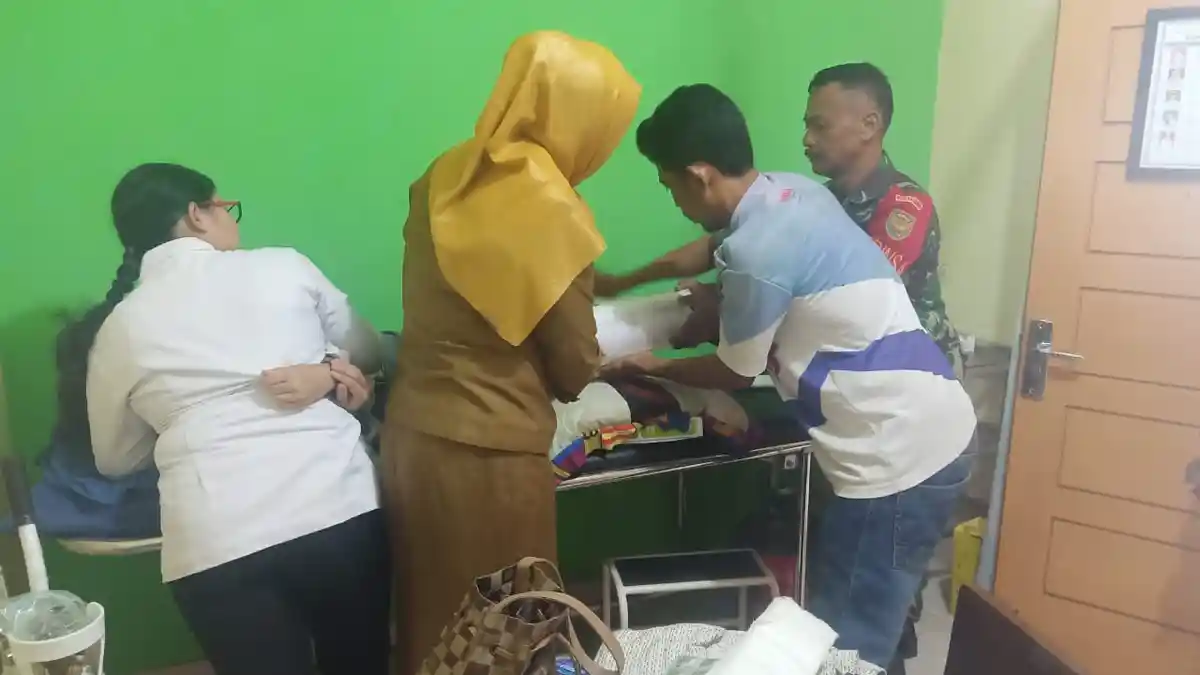 Sertu Suparmin Bantu Korban Kecelakaan Lalu Lintas