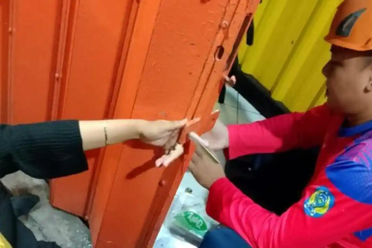 Pegawai di Nganjuk Iseng Memasukkan Jari ke Lubang Pintu, Nggak Bisa Copot, Akhirnya Ditolong Damkar