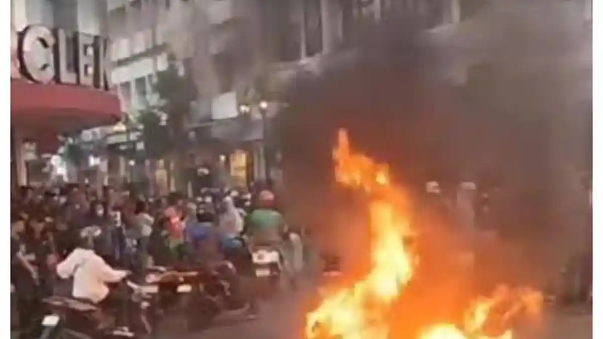 Buntut Demo di Bandung, Kelompok Berbaju Hitam Serang Truk Polisi Pakai ...