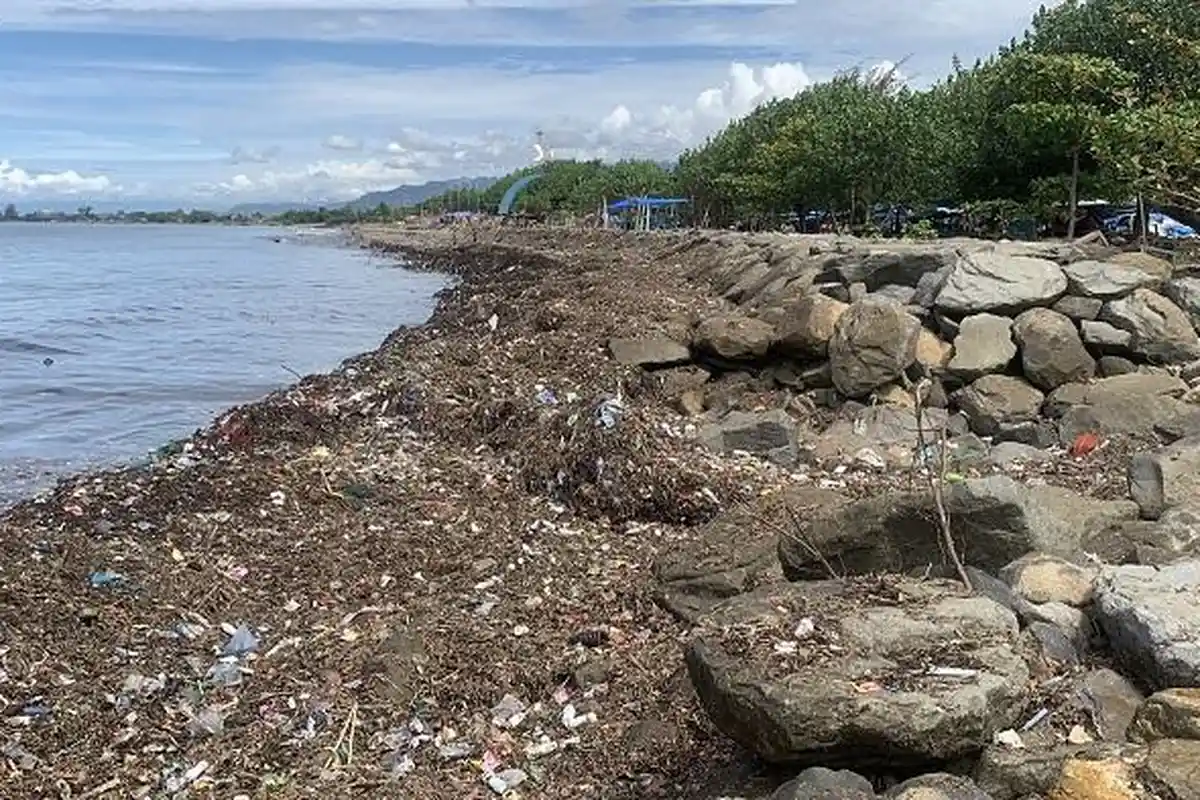 POPULER PADANG: Sampah Menggunung di Pantai Muaro Lasak dan Pekerja Bangunan Tersengat Listrik