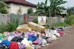 MENUMPUK-Inilah-tumpukan-sampah-yang-berada-di-kawasan-belakang-Kuburan-Muslimin.jpg