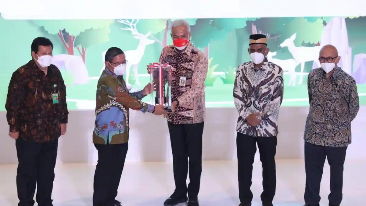 Peduli Lingkungan, Gubernur Jateng Ganjar Pranowo Terima Penghargaan KLHK