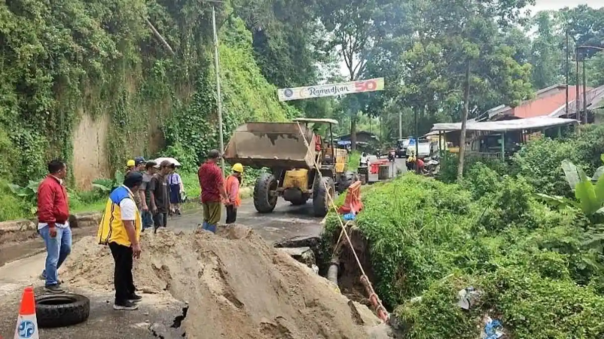 Longsor Jalur Lintas Karo-Langkat akibat Hujan Deras, Setengah Badan Jalan Amblas