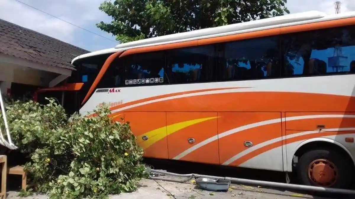 Bus Seruduk Dua Kios Saat akan Parkir di Terminal Giwangan