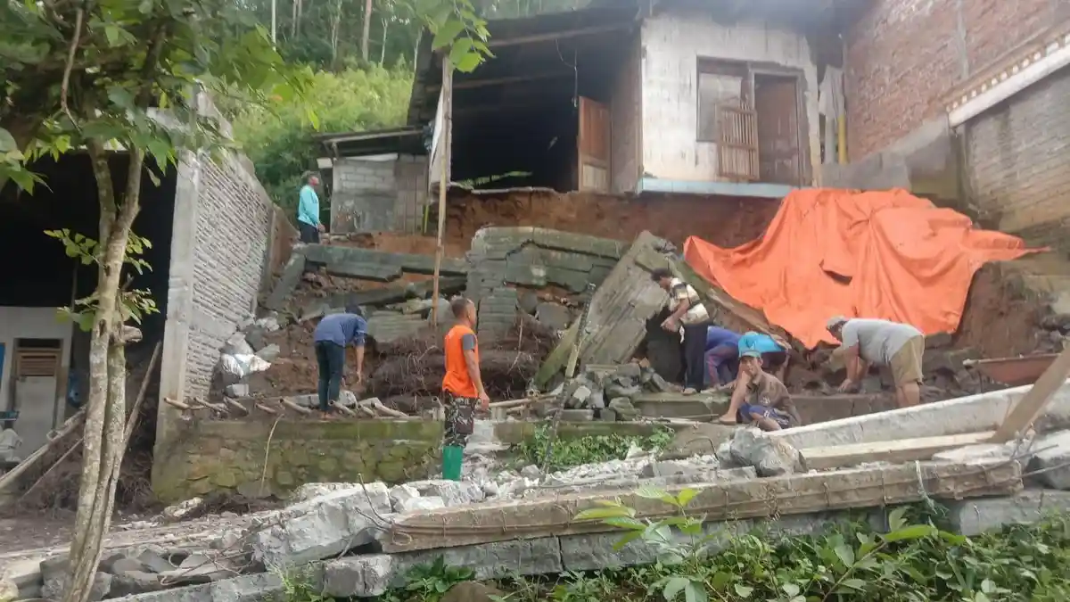 Trenggalek Kembali Dilanda Tanah Longsor, Rumah Warga Ambruk, Bermula dari Hujan yang Deras