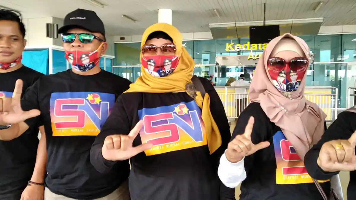 Burhanuddin Mahir dan Tim Keluarga Menunggu Kedatangan Safril Nursal di Bandara Sultan Thaha