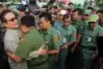 Gubernur Riau Dipeluk dan Ditangisi