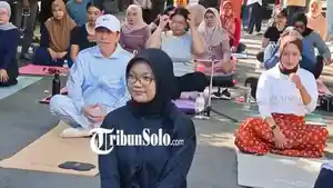 jokowi-yoga-di-depan-rumah.jpg
