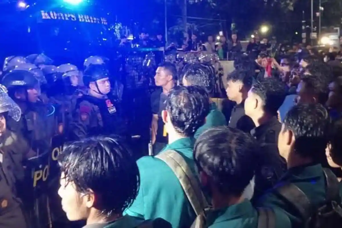 Demo Tolak PPN 12 Persen di Jakarta Ricuh, 1 Anggota Polisi Terluka, 1 Mahasiswa Juga Kena Pukul