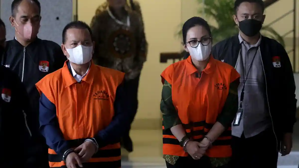 Pasangan Suami Istri Anggota DPR dan Bupati Kapuas Resmi Dibalut Rompi Oranye KPK