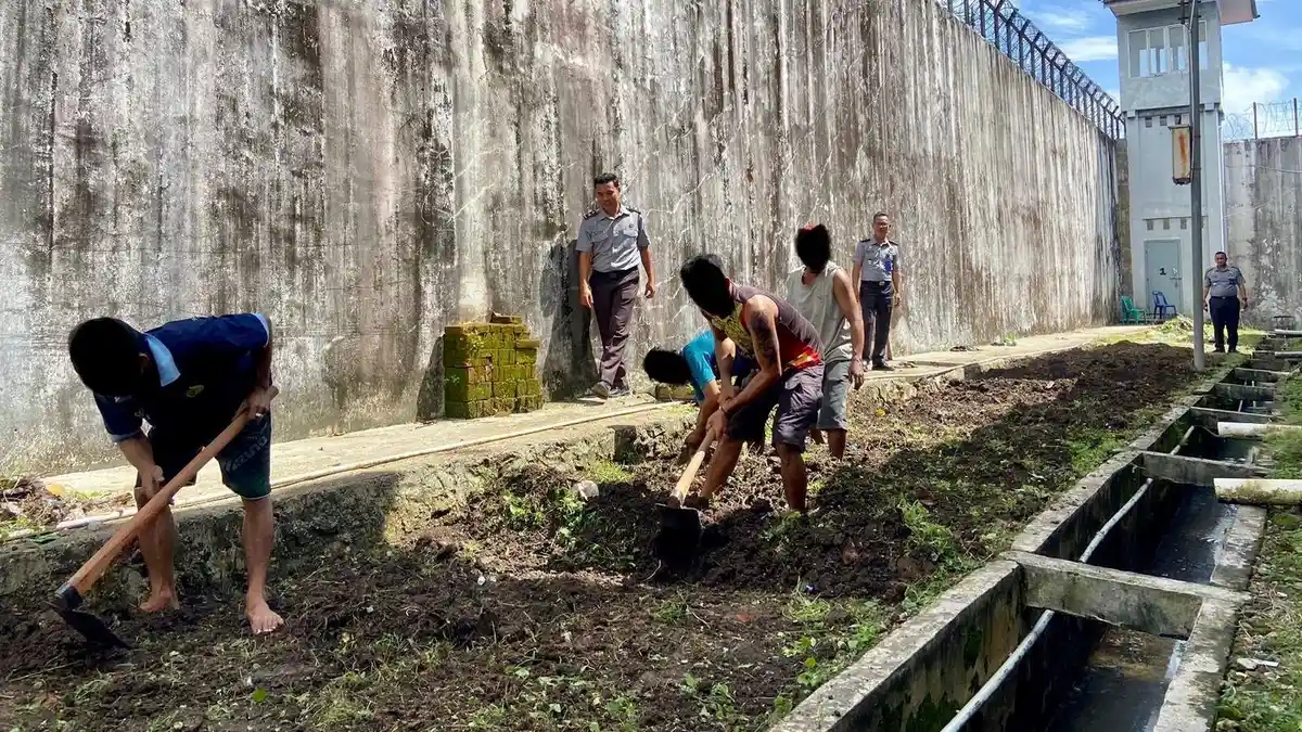Dukung Program Ketahanan Pangan, Lapas Gunungsitoli Laksanakan Kegiatan Kebersihan Brandgang