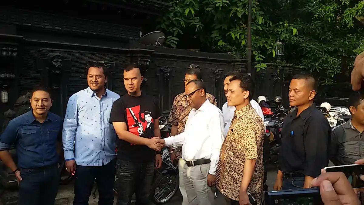 Politisi Gerindra DKI Sambangi Rumah Ahmad Dhani