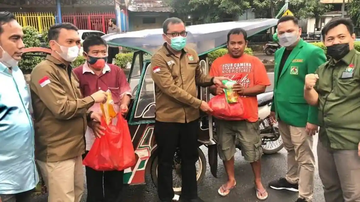 Sasar Warga Miskin, Banom PPP Bagikan Minyak Goreng Gratis