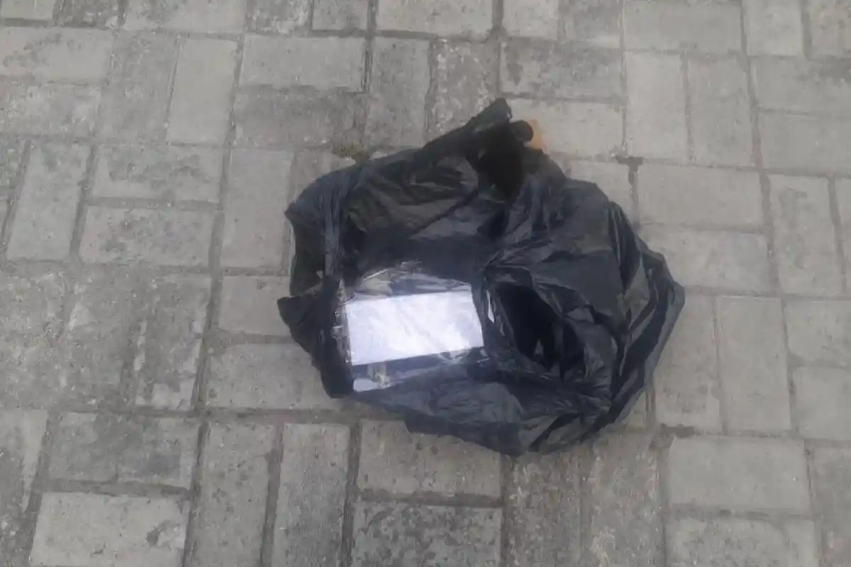 Terekam CCTV, Pelaku Teror Kantor KPU Jakut 2 Pria Pakai Jaket Ojol: Kabur Usai Lempar Bangkai Ayam