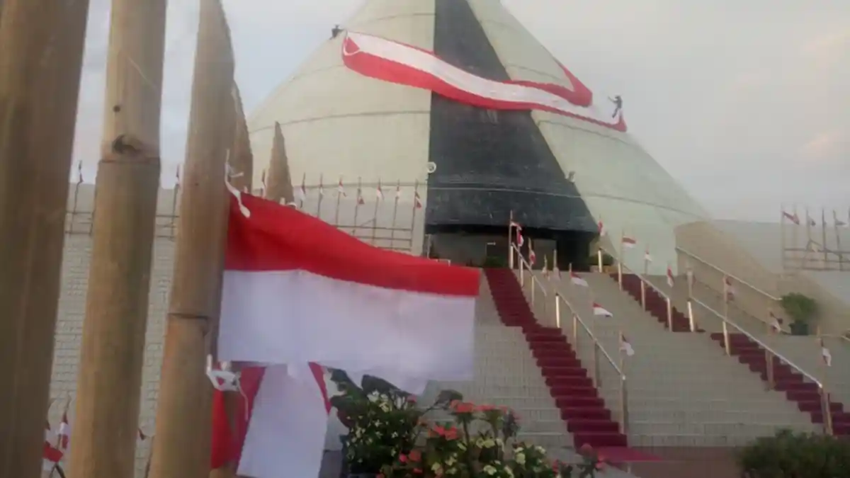 Peringati Hari Pahlawan, Bendera Merah Putih Raksasa Berkibar di Museum Jogja Kembali
