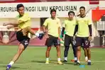 kapten-bhayangkara-fc-indra-kahfi-berlatih-bersama-rekan-rekannya-jelang-liga-1-2021.jpg