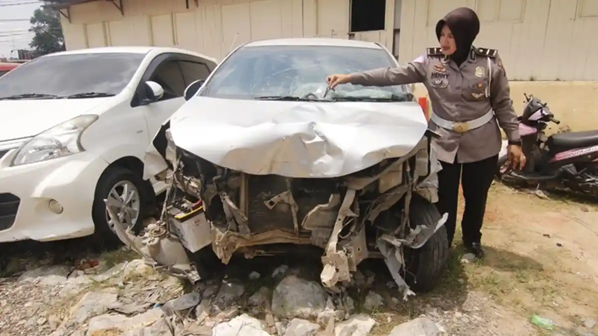 Usai Tabrak Pasutri Hingga Tewas, Saksi Sebut Si Sopir Keluar Mobil Sambil Merokok dan Main HP