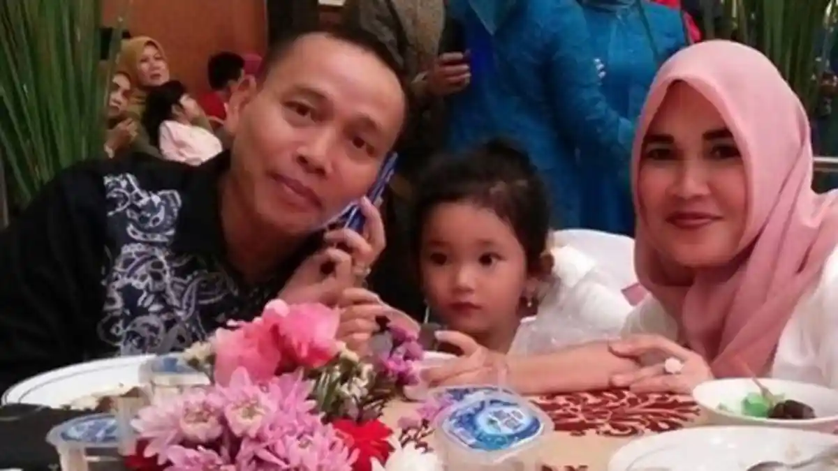 Umi Kalsum Toyor Keras Kepala Ayah Rozak di Depan Kamera, Netizen: Kurang Ajar!