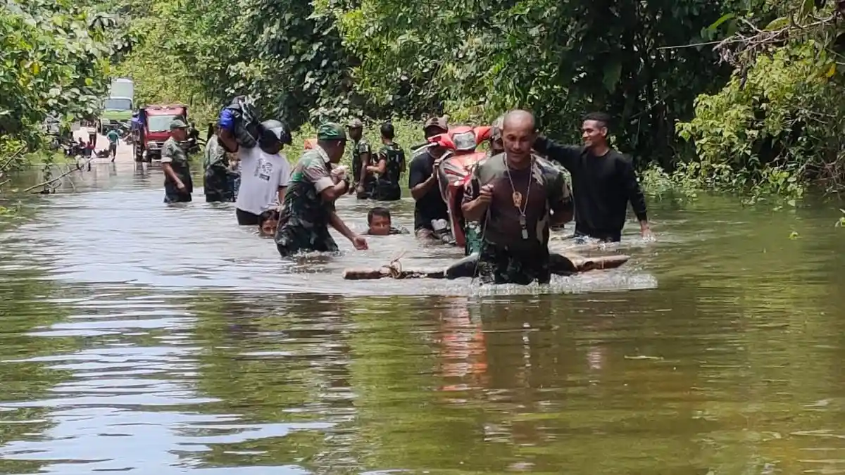Ruas Jalan Trans Papua Barat Dilanda Banjir 1 Meter, Aktivitas Lumpuh