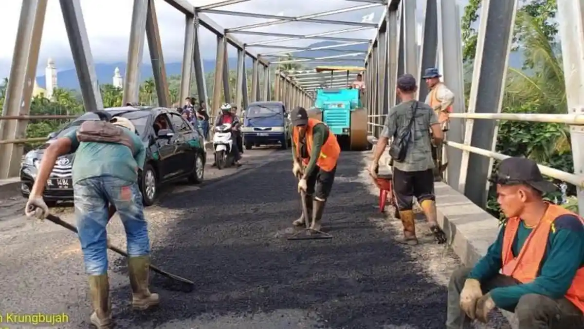 Relawan SARAN Tambal Lubang Parah di Jembatan Blangpidie - Cot Mane Abdya